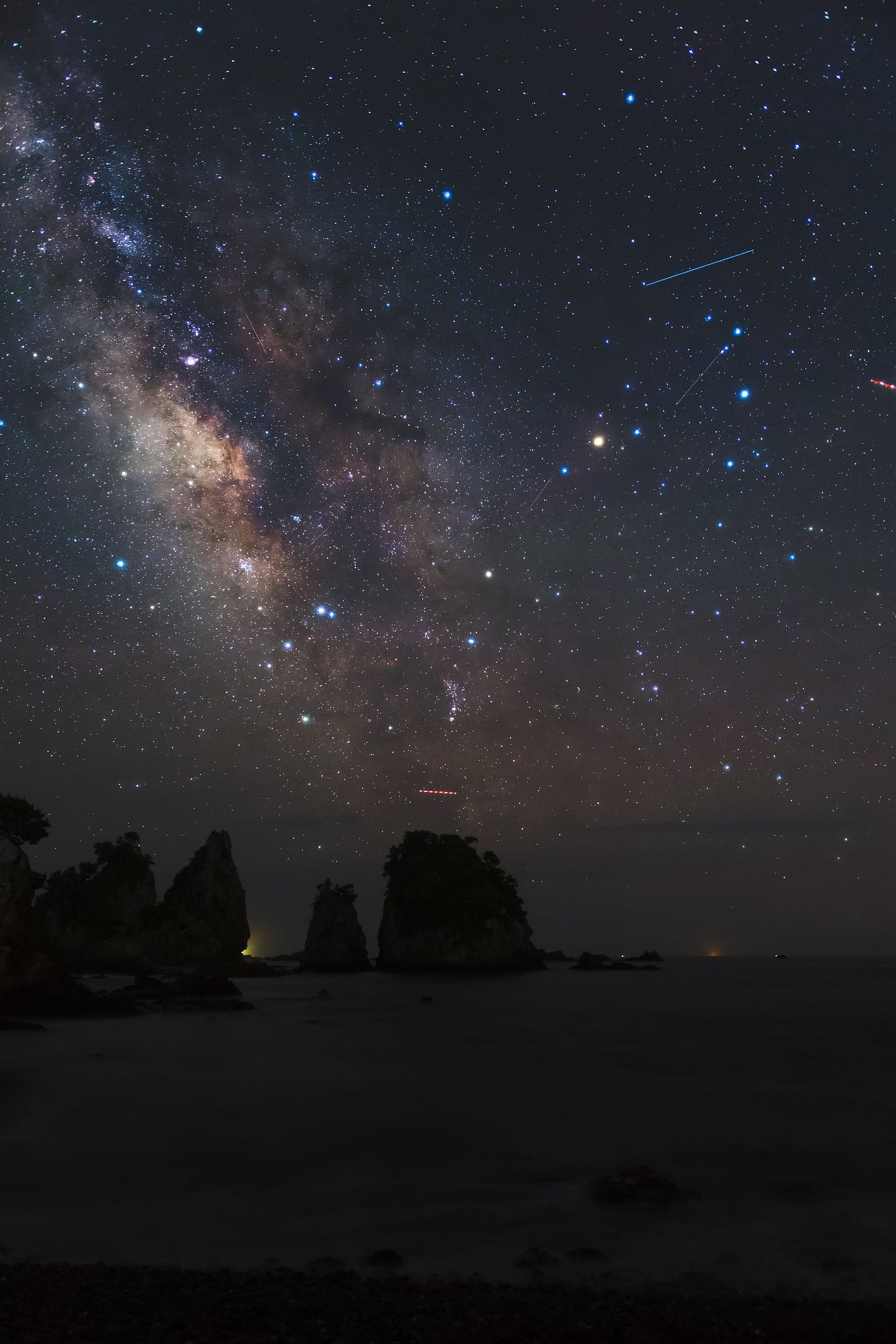 天の川と、青い人工衛星