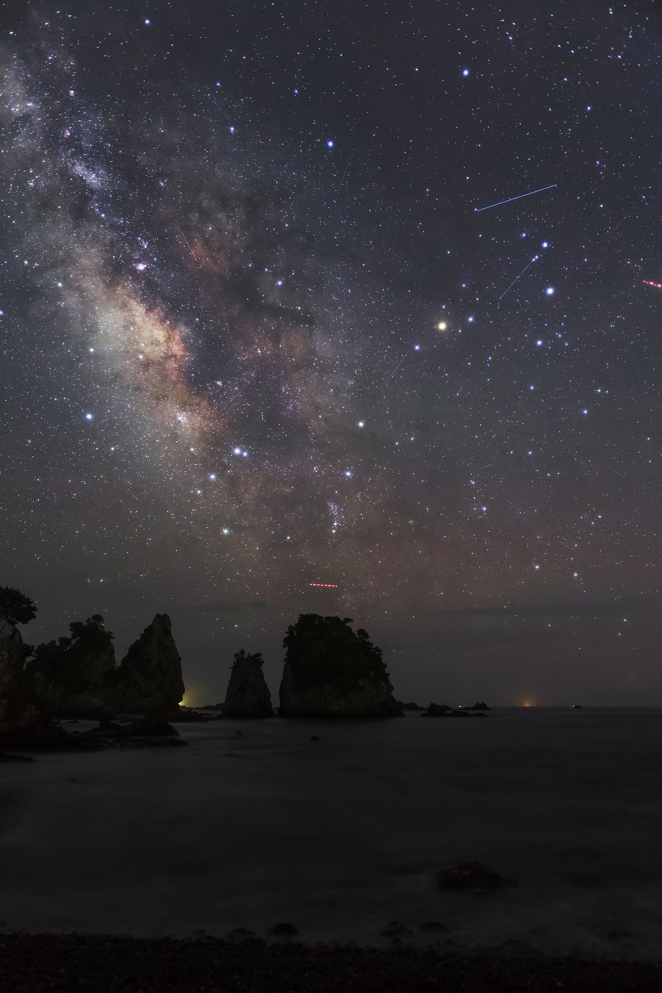 天の川と、青い人工衛星 再現像版
