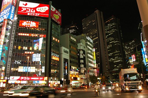 夜の新宿を走る