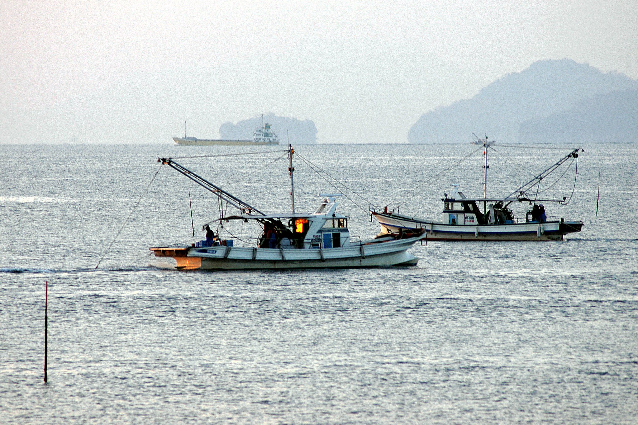 朝の底引き網漁