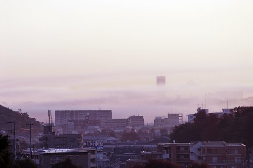 朝もやに沈む街