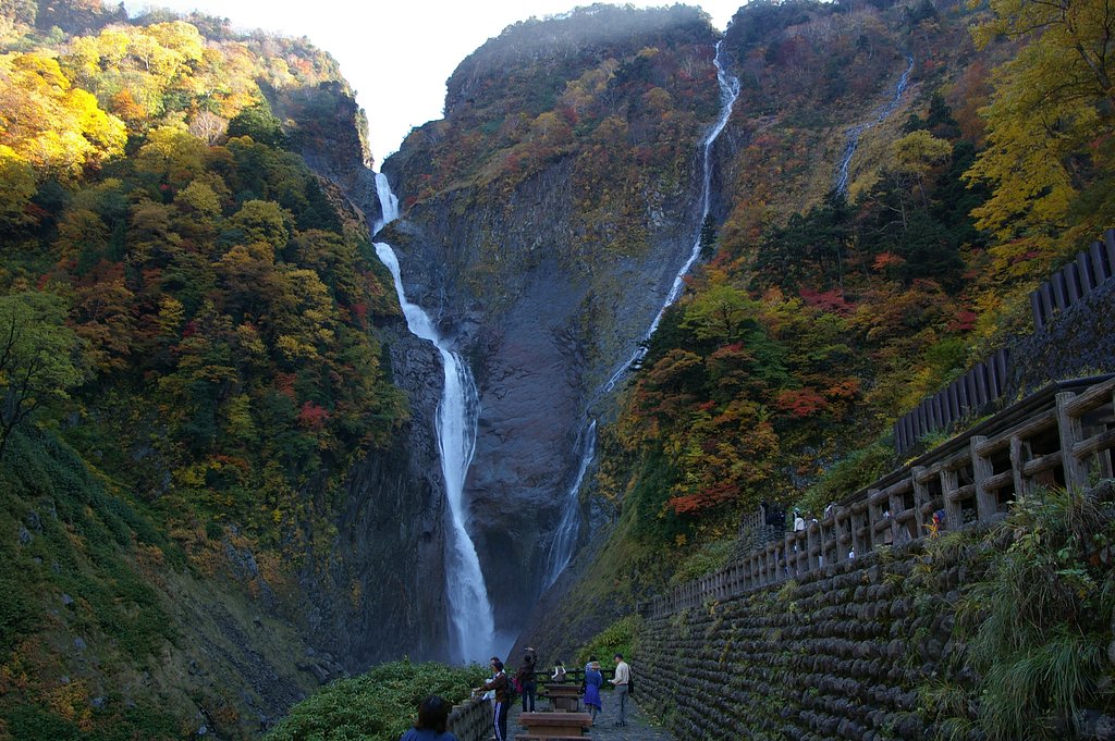 紅葉の中の称名滝（再）