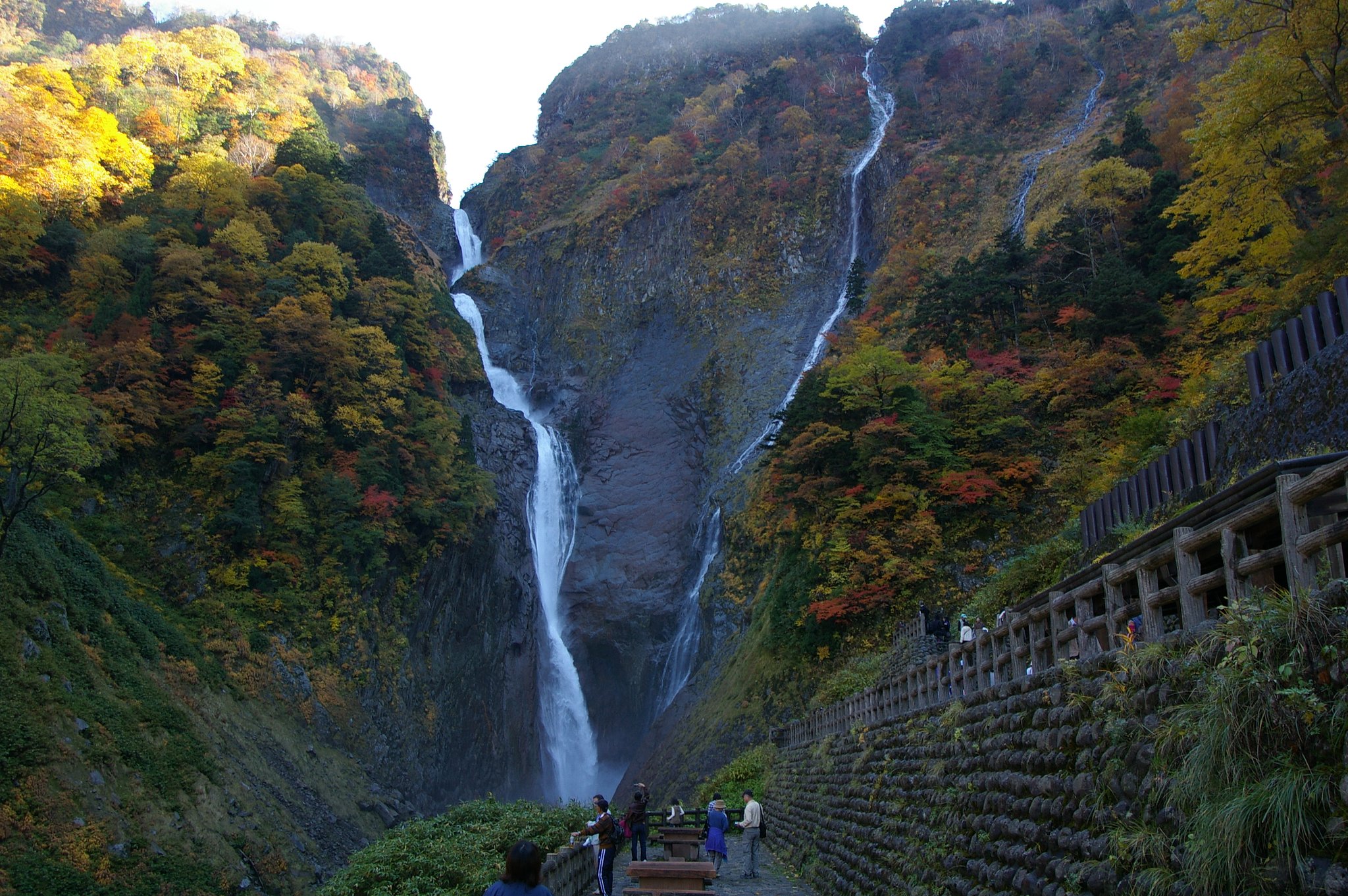 紅葉の中の称名滝（再）