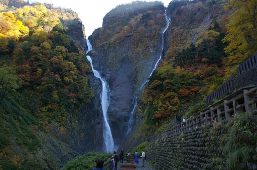 紅葉の中の称名滝（再）