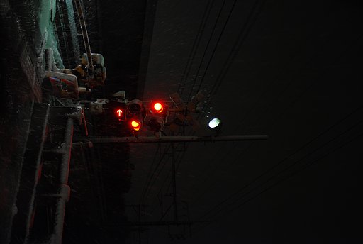 雪降る踏切