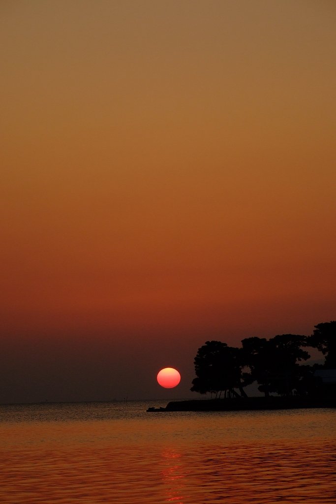 神在の里に沈む夕日は