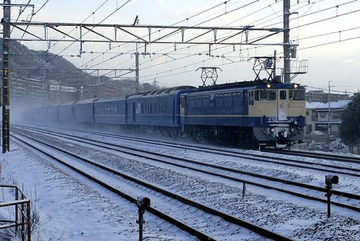雪煙をあげて
