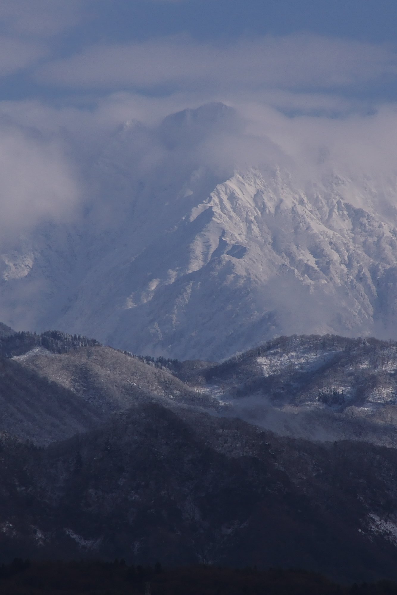 雲の中から現れた剱岳