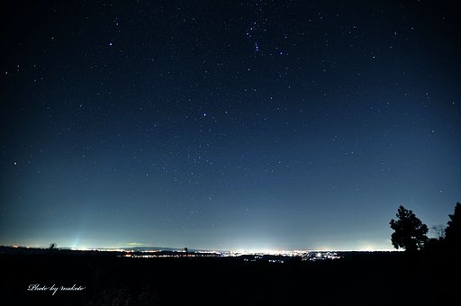 星空と街の明かり