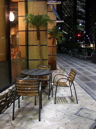 高層ビル街のカフェ