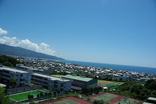 海の近い（街）