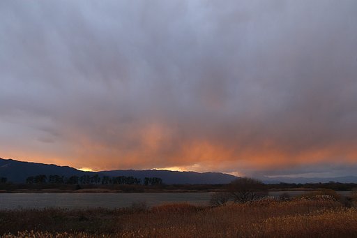 雲赤く