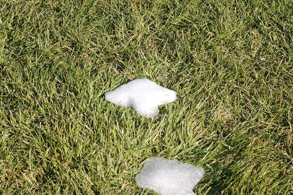 暖かい残雪