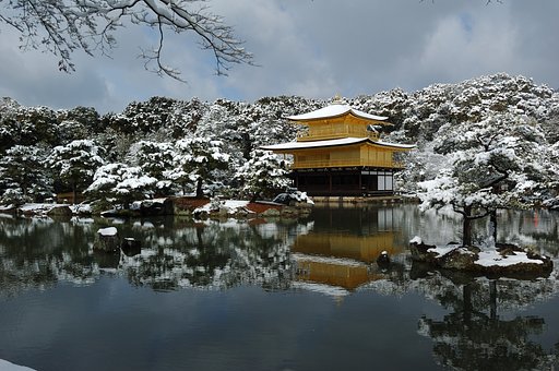 雪の金閣寺