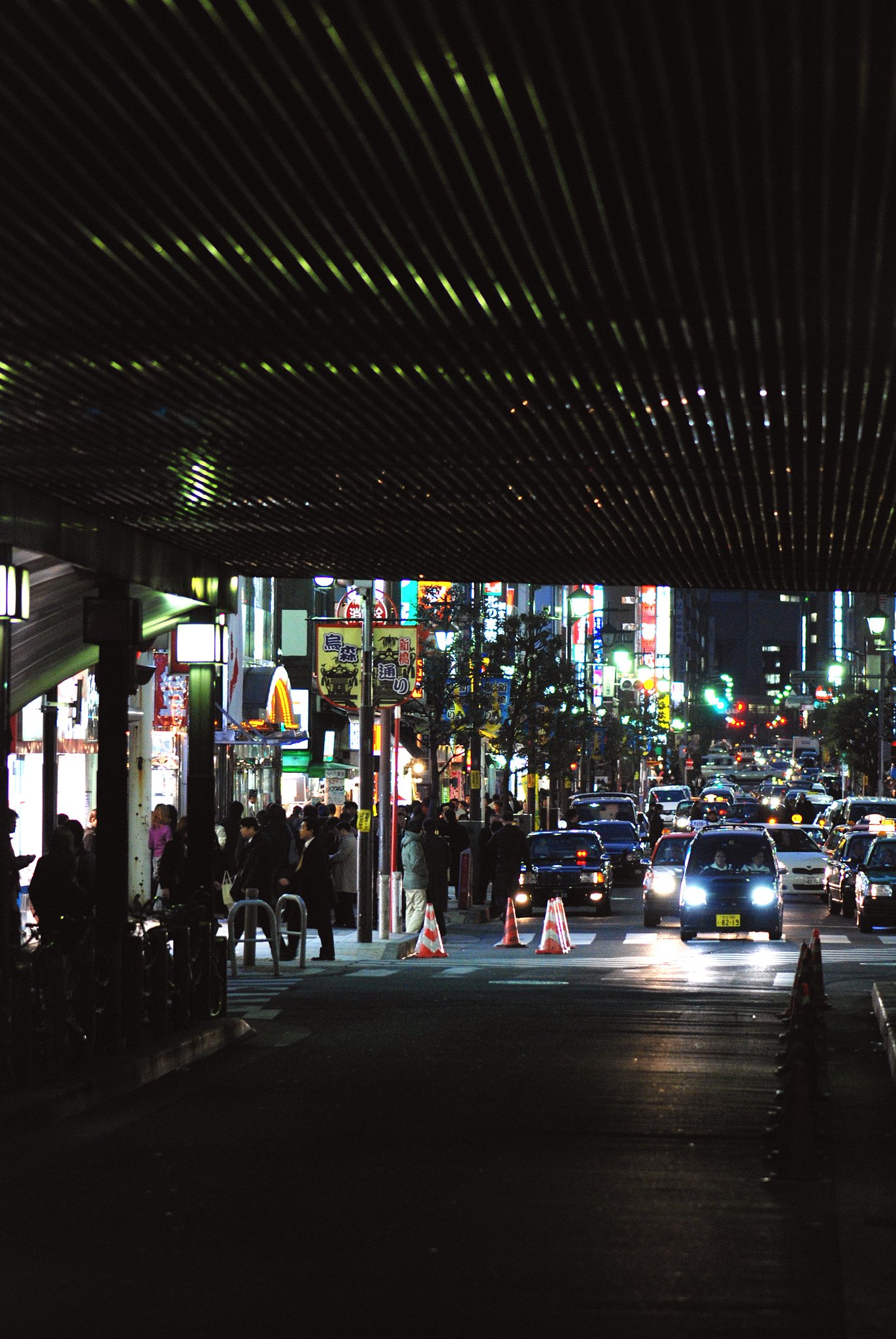 東京スナップ　（新橋ガード下）