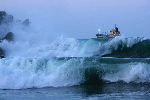 日本海の荒波にもまれる船２