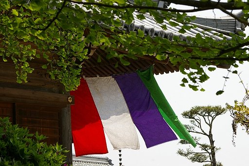 はためく…