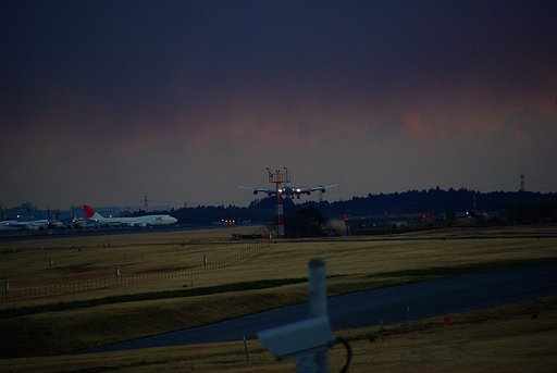 夕闇迫る成田空港−着陸機−