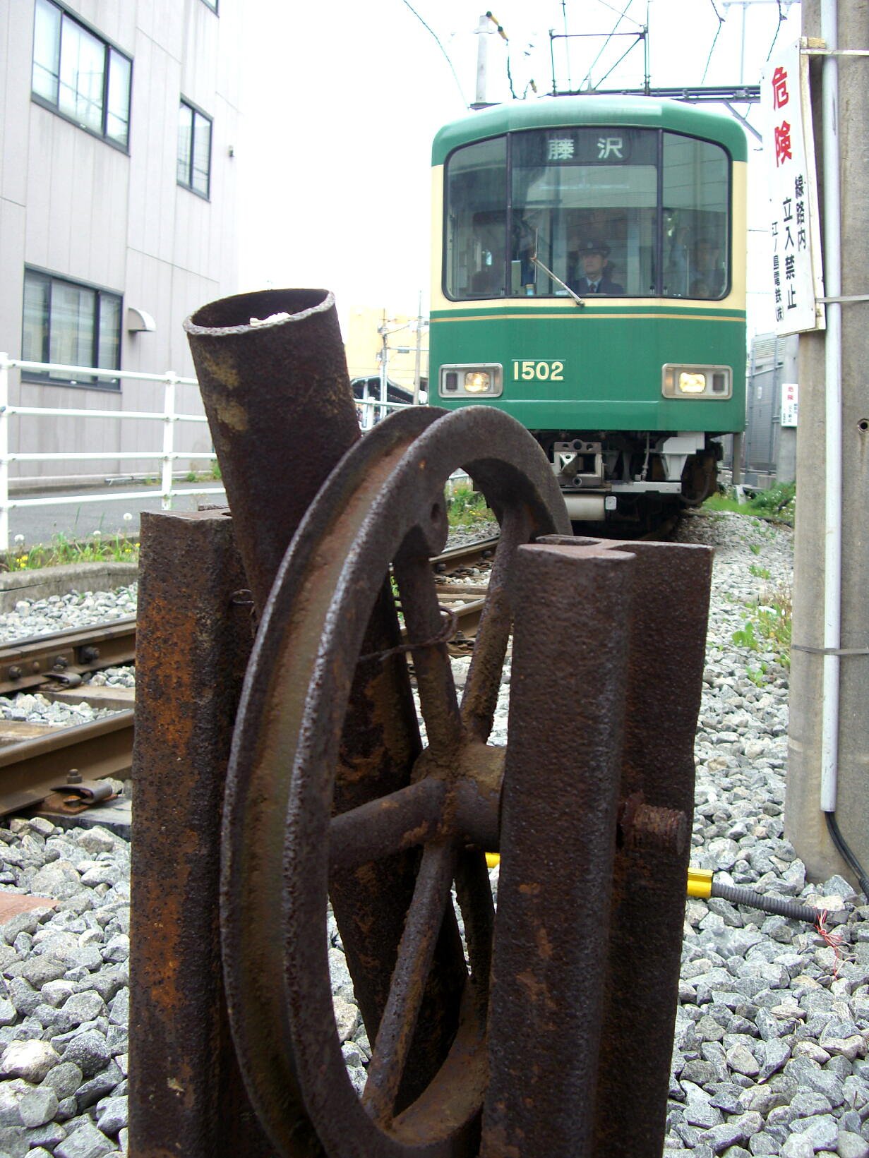 錆びついた踏切遮断機