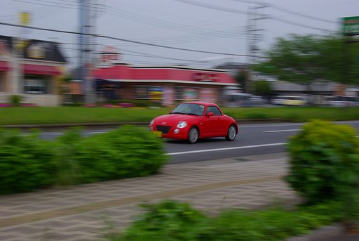 疾走する真っ赤なスポーツカー