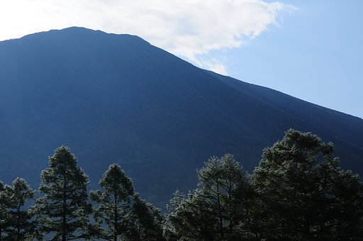 男体山
