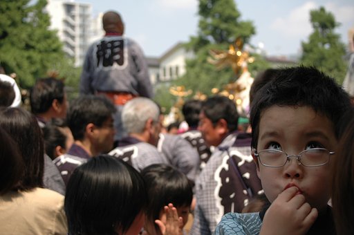 びっくした子供の顔　（三社祭で）