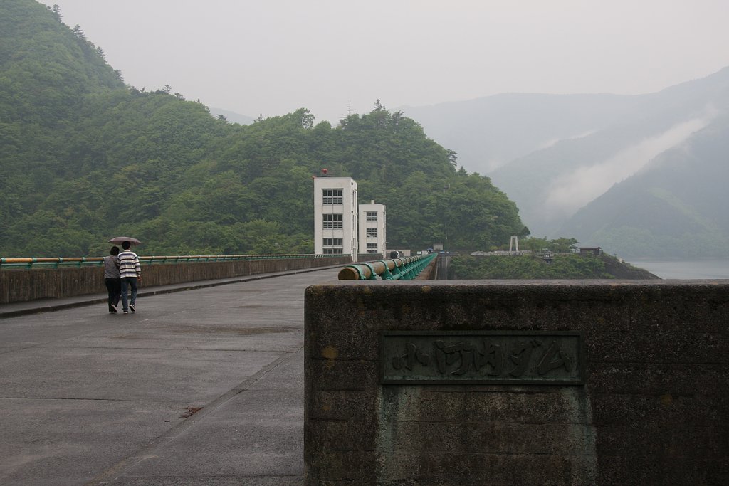 雨煙る小河内ダム