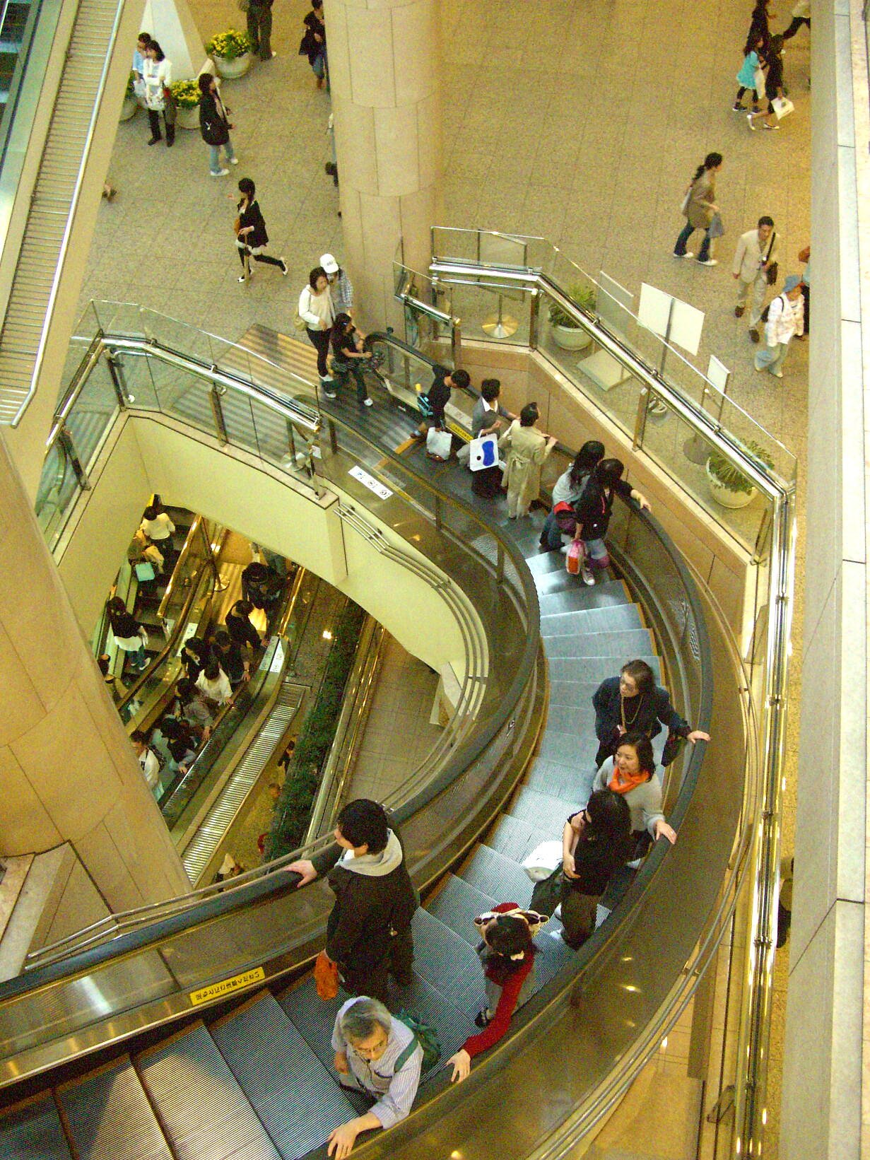 エスカレーターのある風景