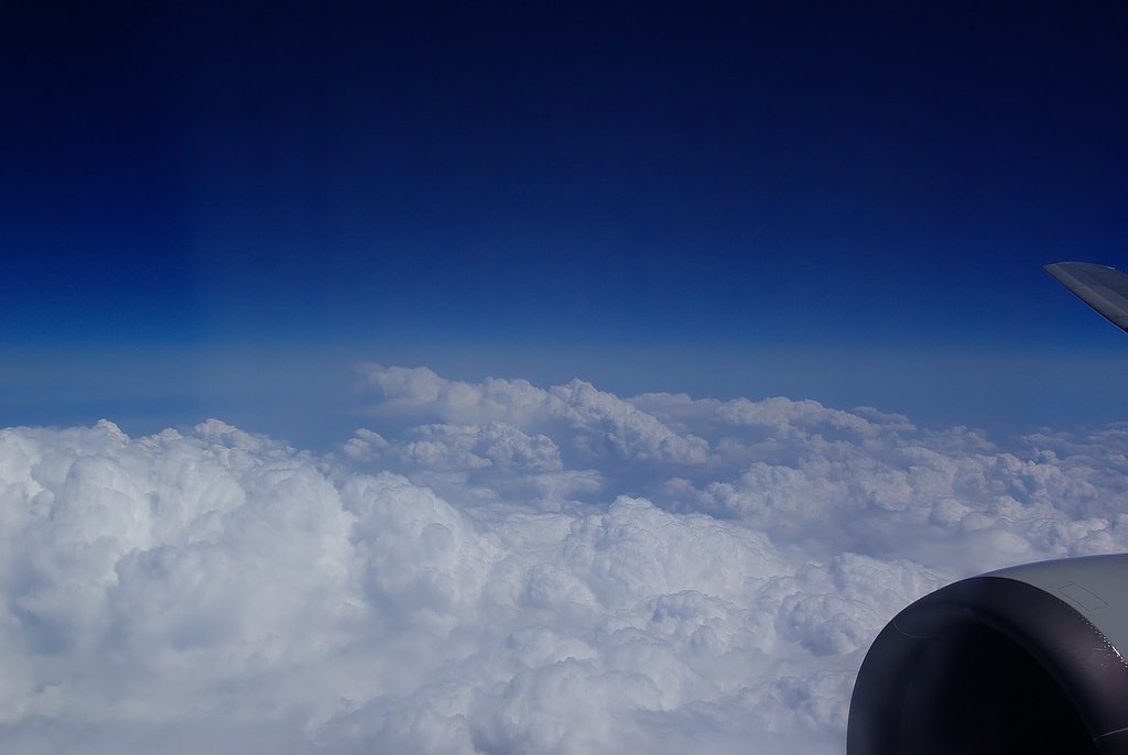 翼、紺碧の空、雲海