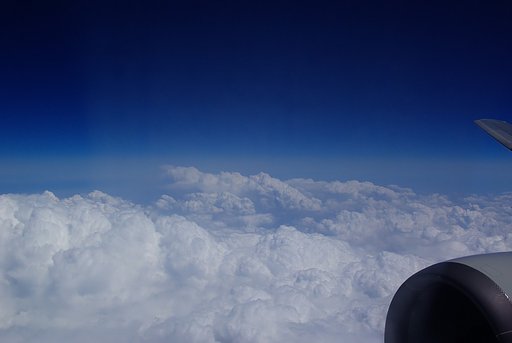 翼、紺碧の空、雲海