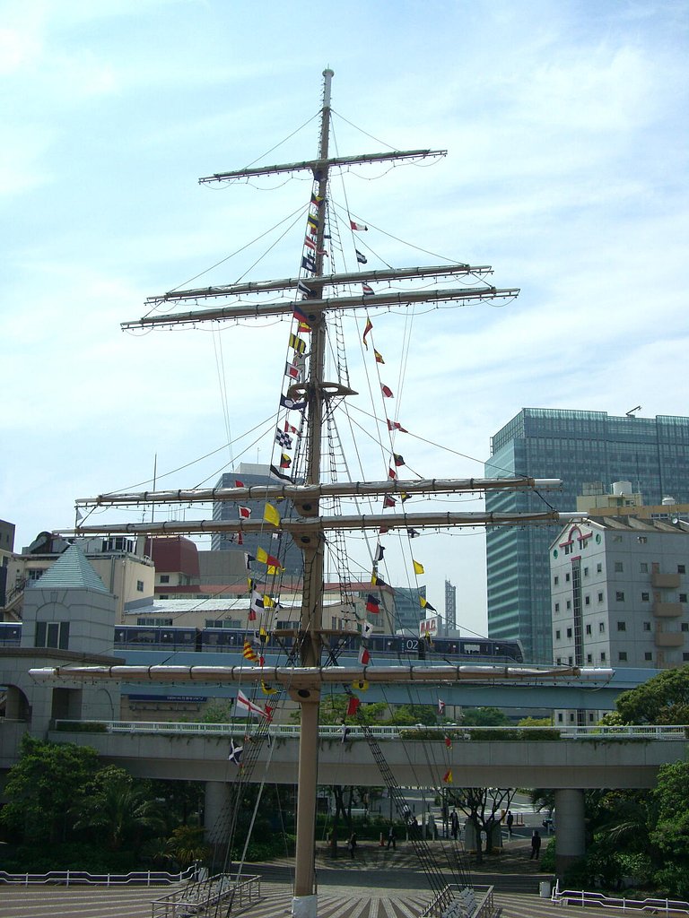 帆船マストとゆりかもめ
