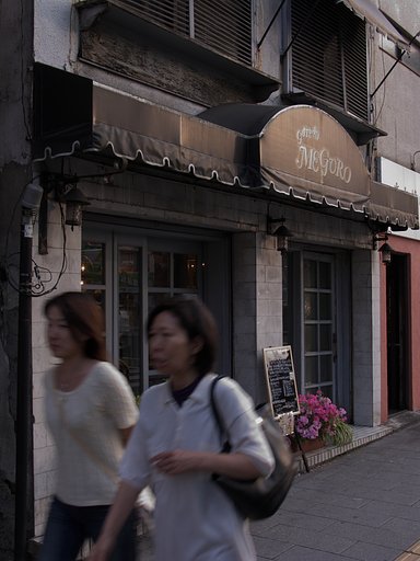 夕日の当たるケーキショップ