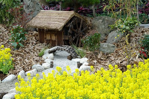 水車小屋と菜の花畑