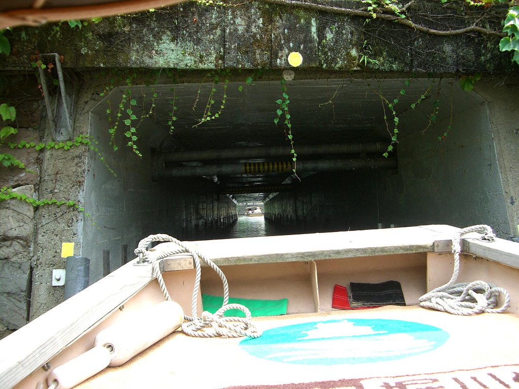 松江城堀川めぐり狭路通過