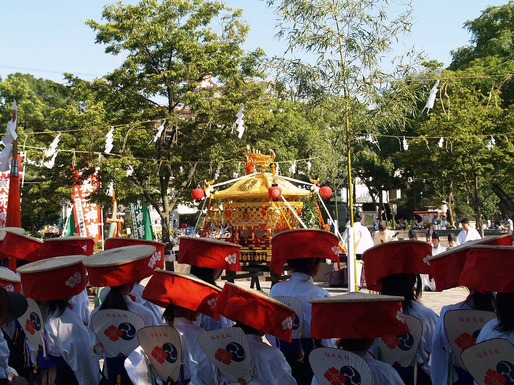 太陽の暑い光りに輝く神輿