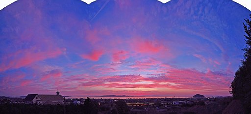 青い空に茜色の夕焼け！パノラマ写真