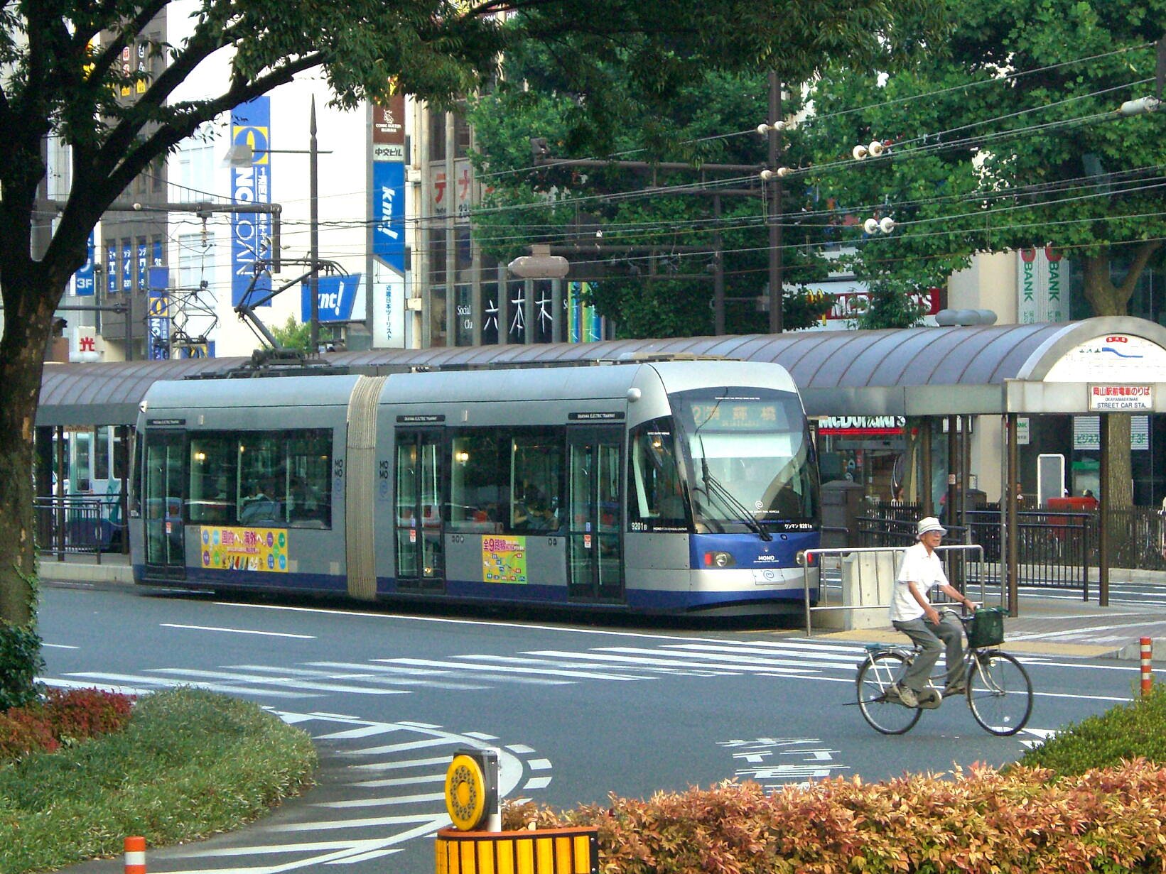 夕刻の岡山駅前市電の風景