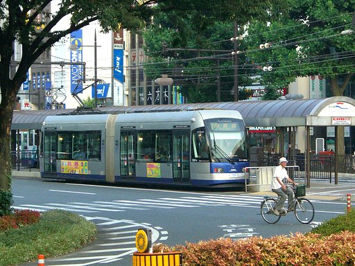 夕刻の岡山駅前市電の風景