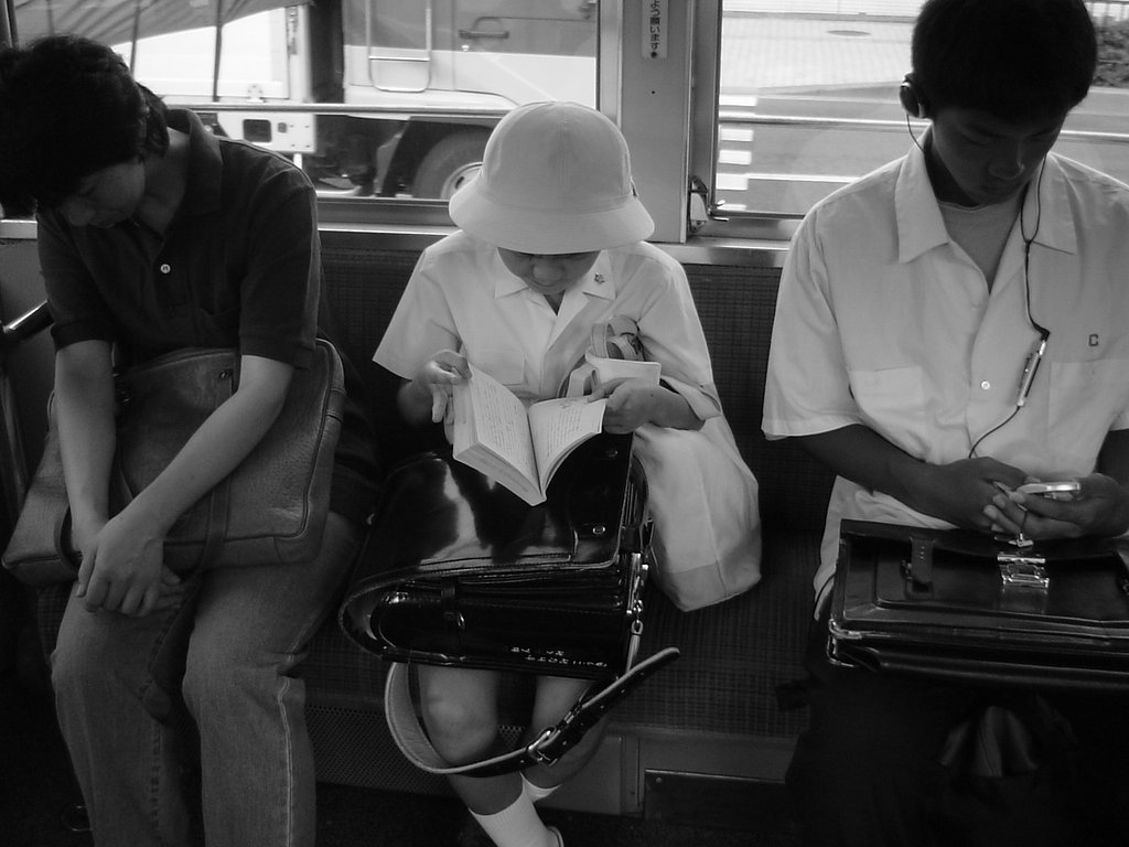 本を読む少年