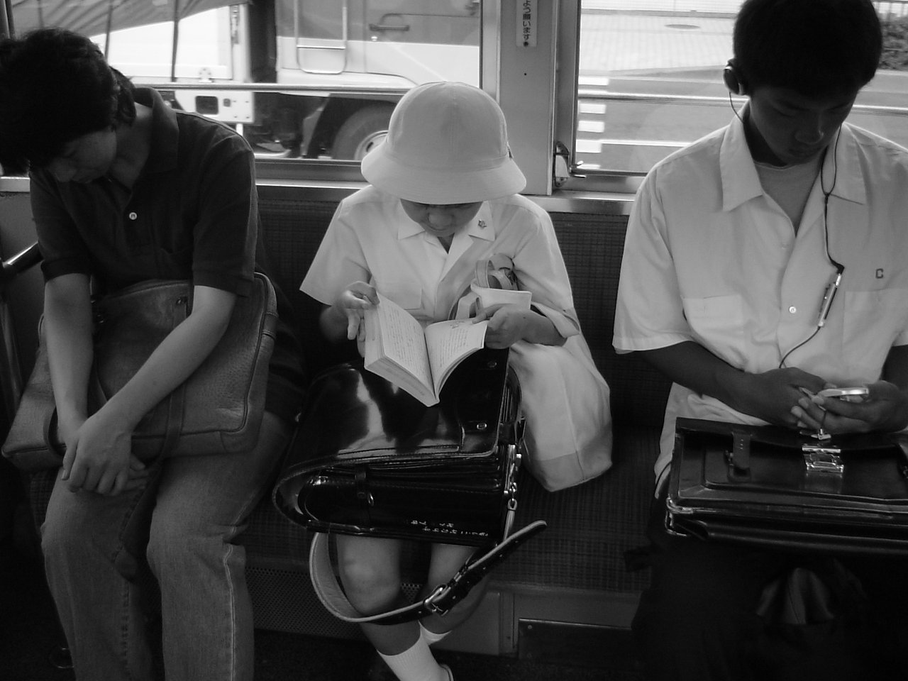 本を読む少年