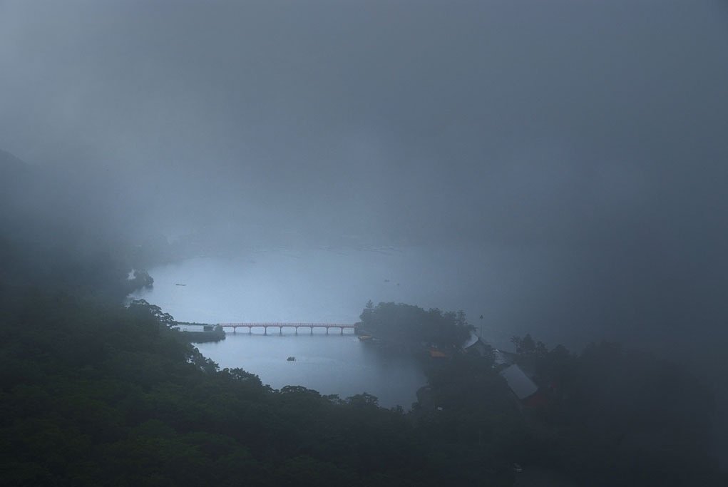 煙る大沼
