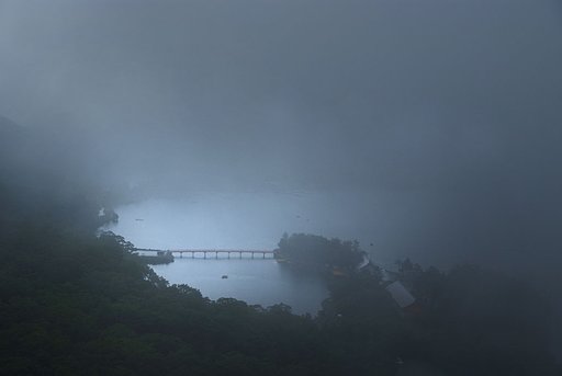 煙る大沼