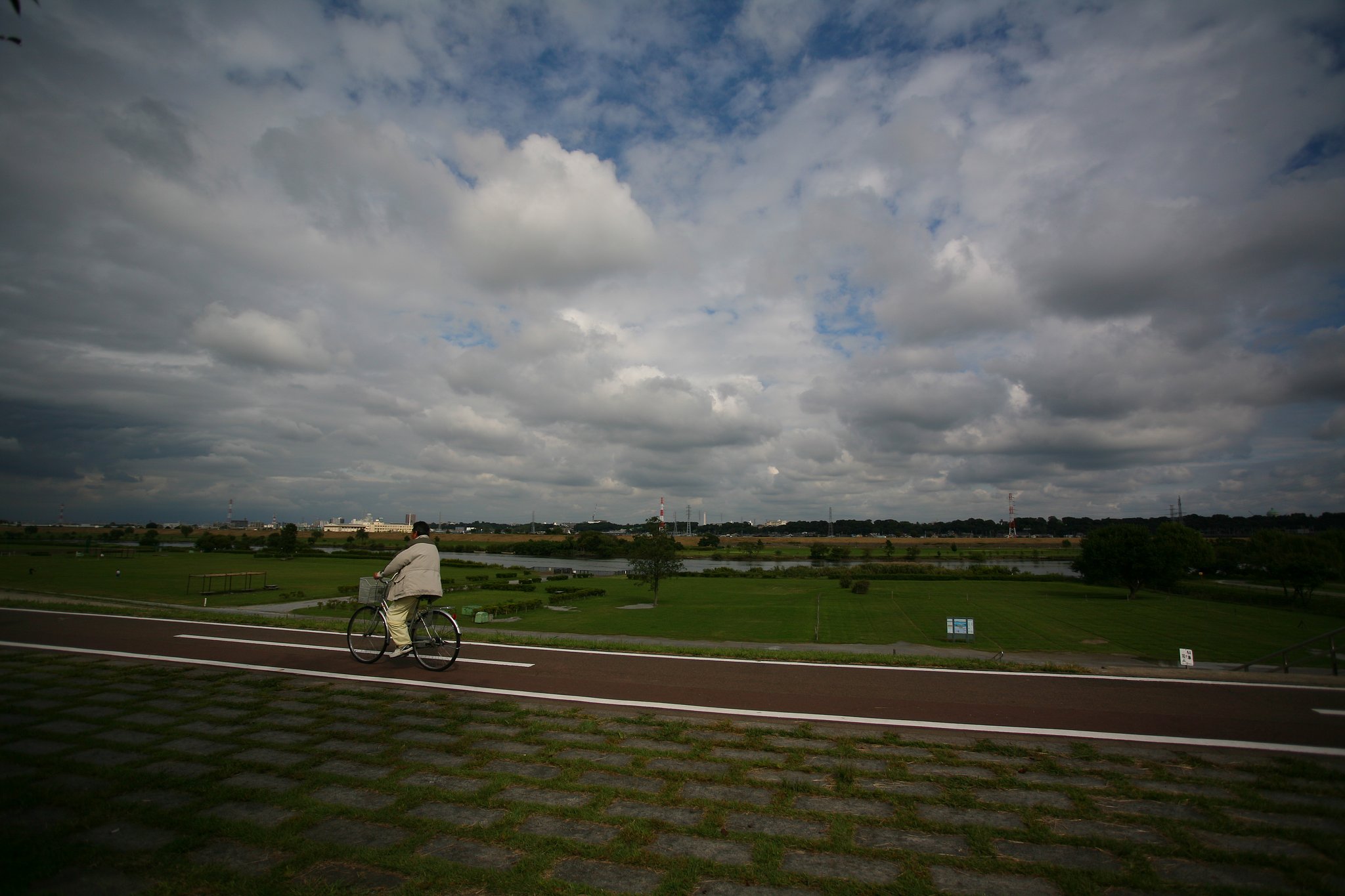『道』川沿いの道