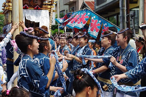 祭りだ、笑顔だ、手踊りだ！
