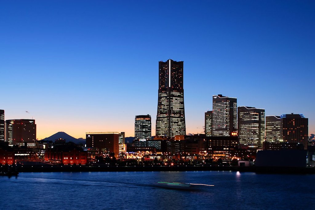 大桟橋からみなとみらいの夕景
