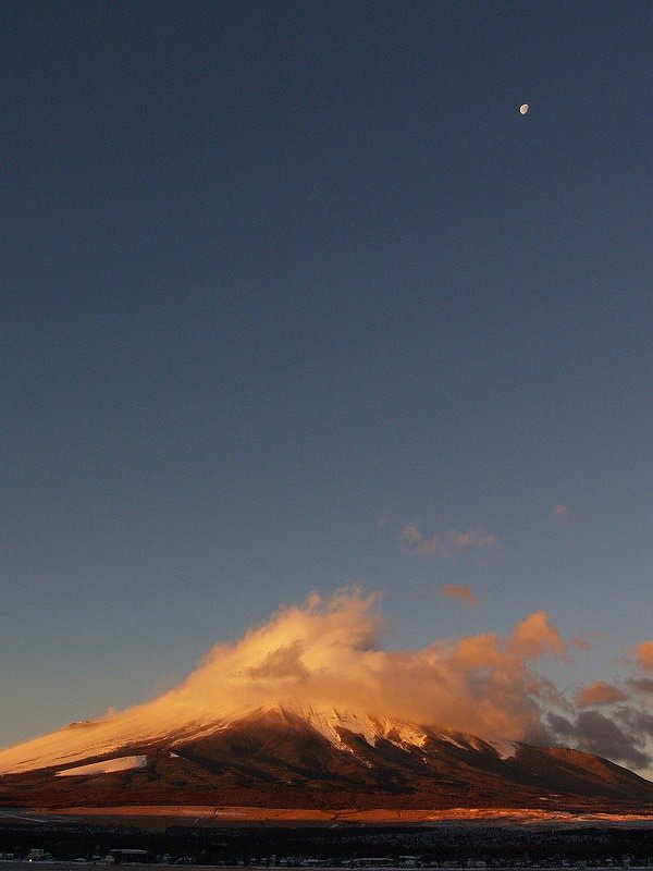 紅雲富士と月