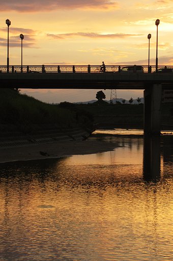 この橋渡れば