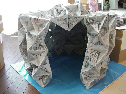 新聞紙の災害用シェルター