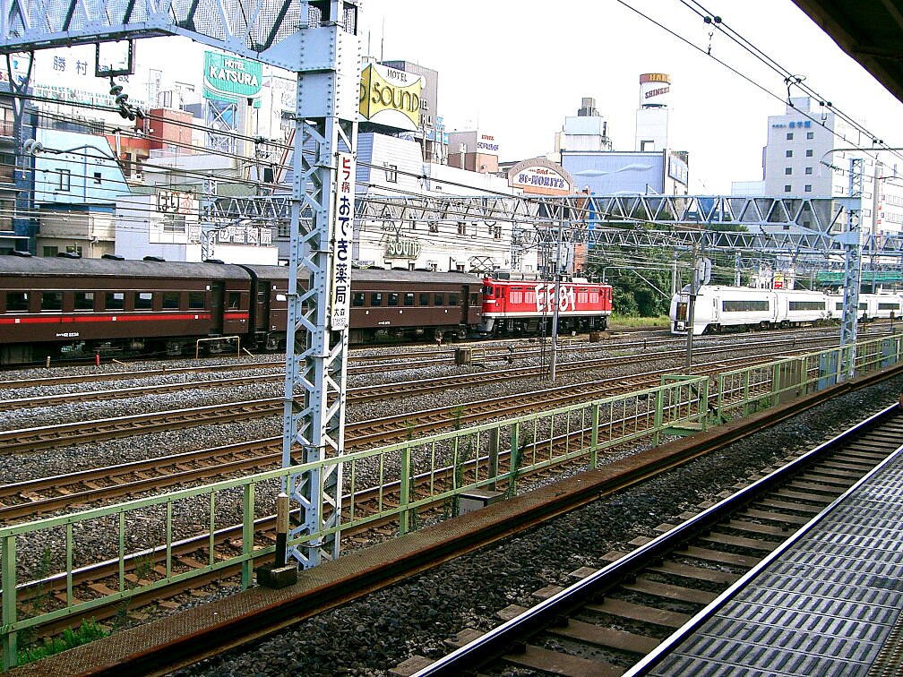 鶯谷駅ホーロー看板と旧型客車