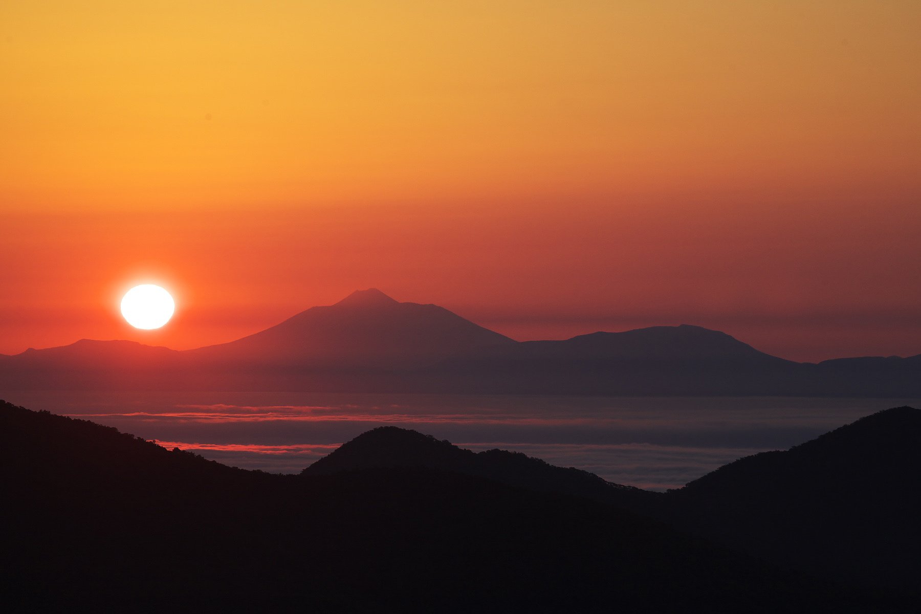 国後に昇る朝日